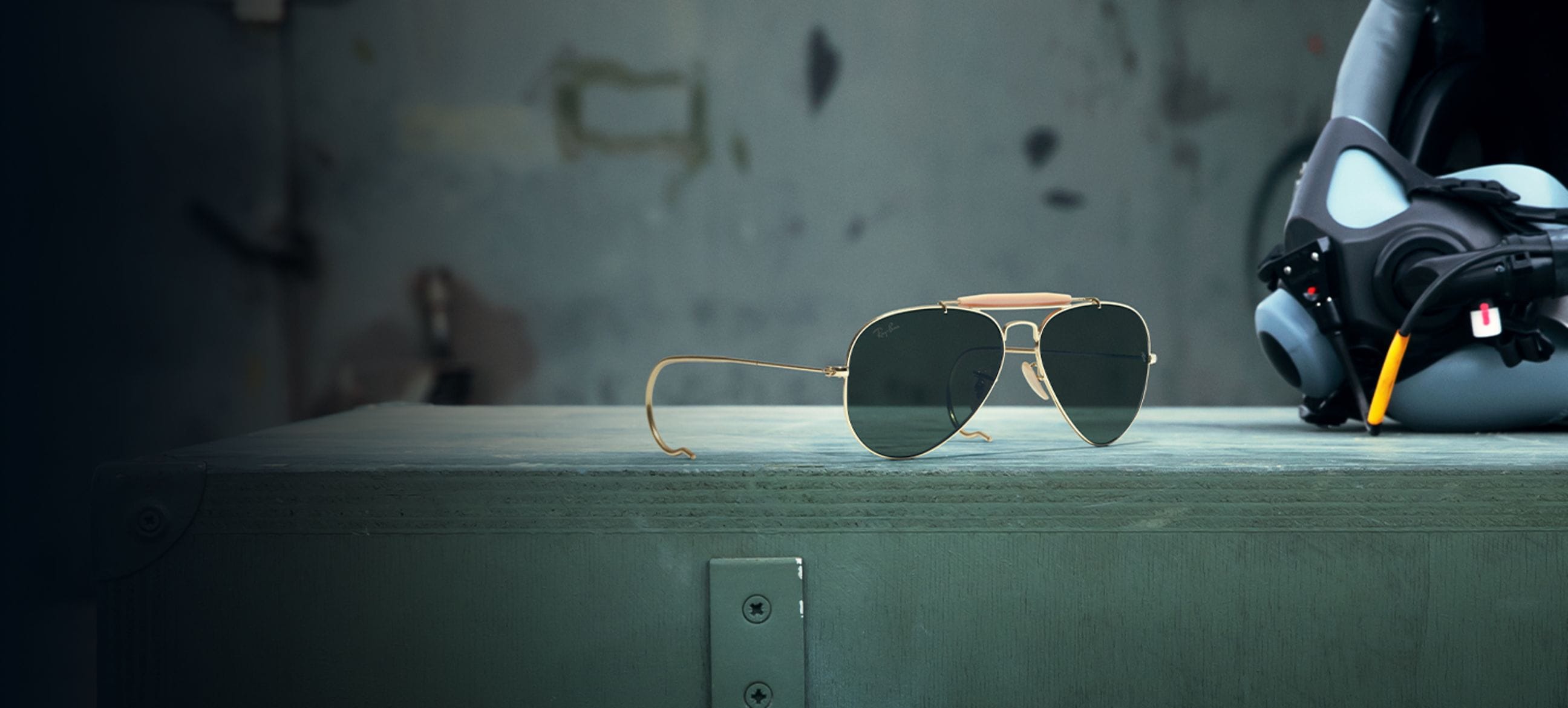 Outdoorsman | Aviation Collection Sunglasses in Gold and Green | Ray-Ban®